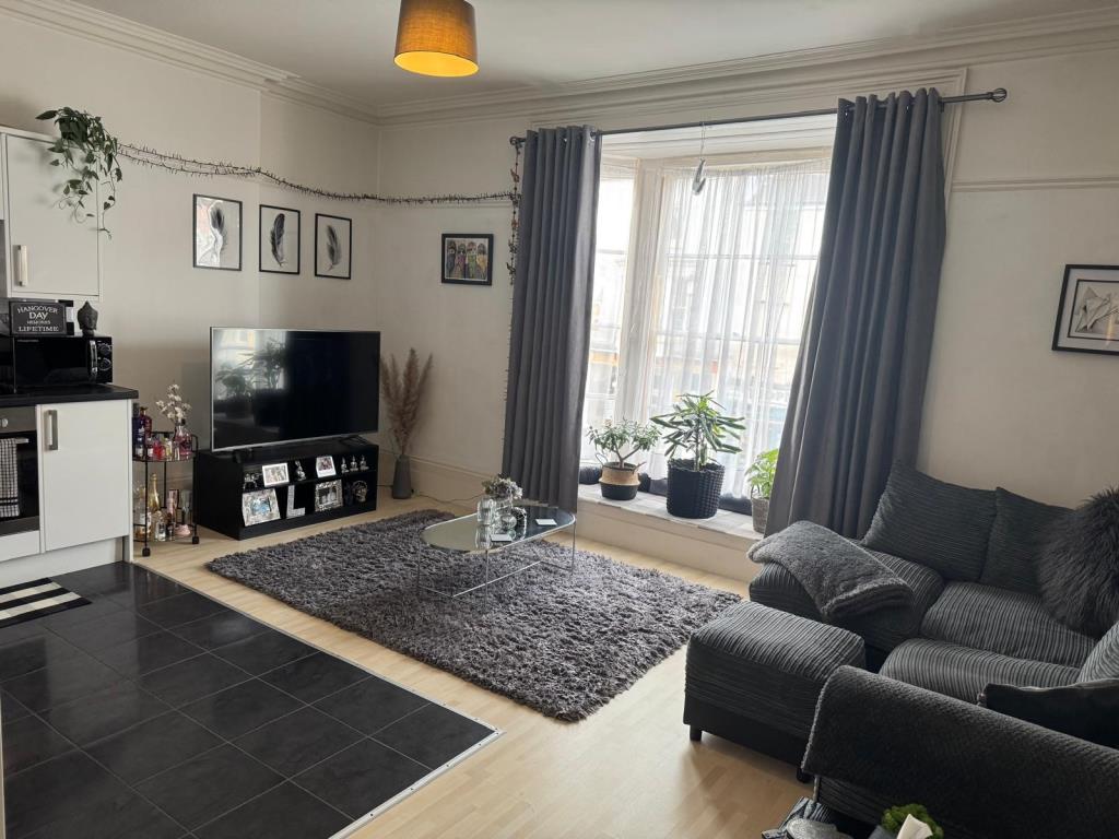 Lot: 117 - FREEHOLD TOWN CENTRE BUILDING COMPRISING FOUR FLATS AND COMMERCIAL UNIT SOLD ON A LONG LEASE - The Living Room in one of the flats